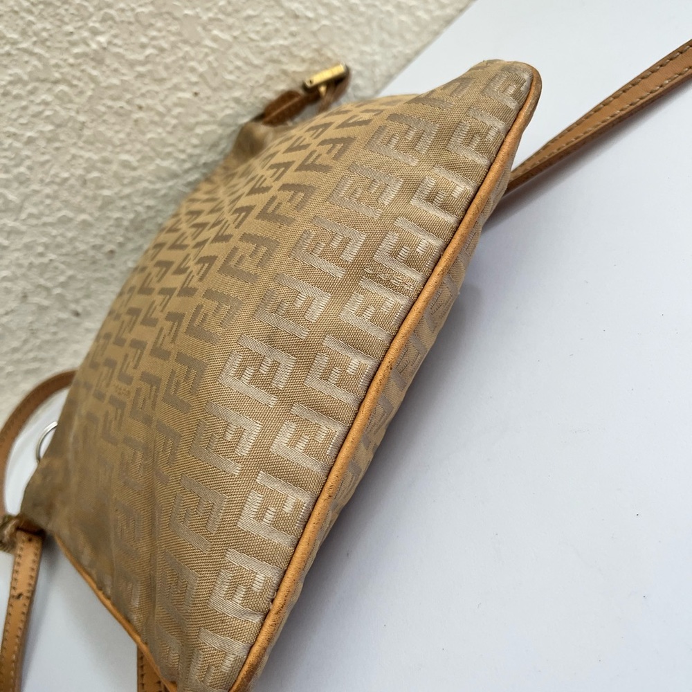 Fendi Beige Crossbody Bag with Charm - Picture 5 of 10